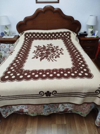 Manta de forro polar beige y marrón