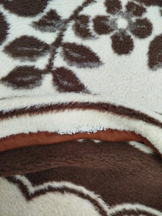 Manta de forro polar beige y marrón