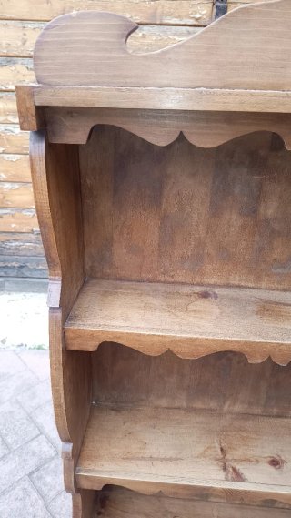 Estantería rústica de madera