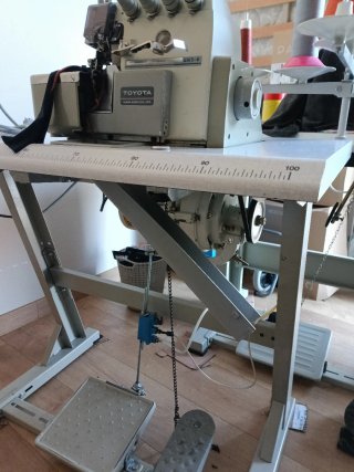 maquina de coser remalladora Toyota 3 hilos