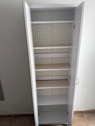 Mueble blanco con espejo y estantes