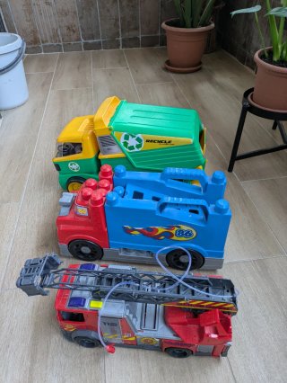 Lote 3 camiones juguete: reciclaje, coche y bomber