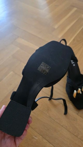 Zapatos negros tacón MARYPAZ cadena dorada T38