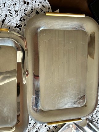 Vassoi acciaio inox con manici dorati