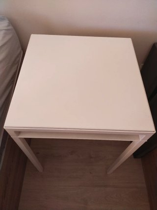 Se venden 2 Mesitas de noche.