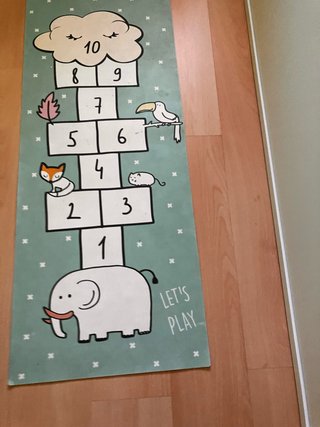 Alfombra vinílica infantil con números.