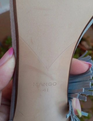 Zapatos de tacón gris con flecos