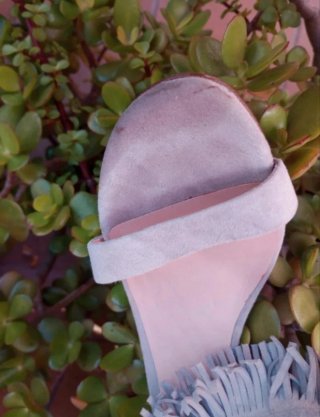 Zapatos de tacón gris con flecos
