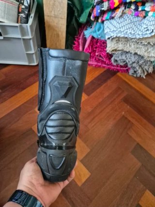 Mono de moto BIESSE negro y rojo