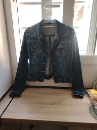 Chaqueta vaquera desgastada