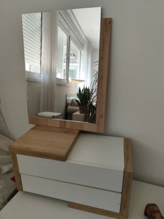 Recibidor colgante con espejo, de madera y blanco
