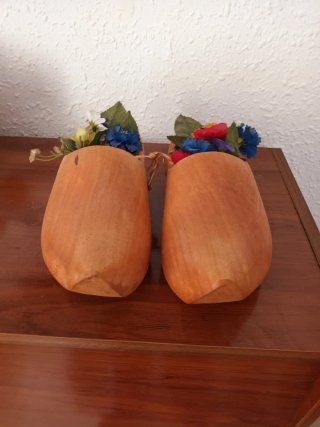 Zuecos de madera decorativos con flores