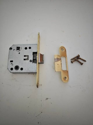 Cerradura dorada para puerta de paso