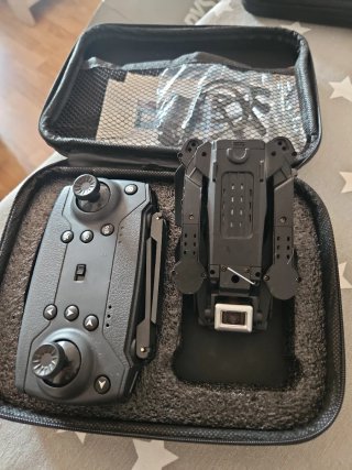 Dron plegable negro con mando