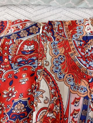 Falda midi asimétrica con estampado y borlones She