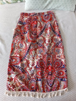 Falda midi asimétrica con estampado y borlones She