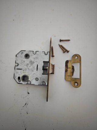 Cerradura dorada para puerta de paso