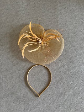 Tocado dorado con plumas y perlas
