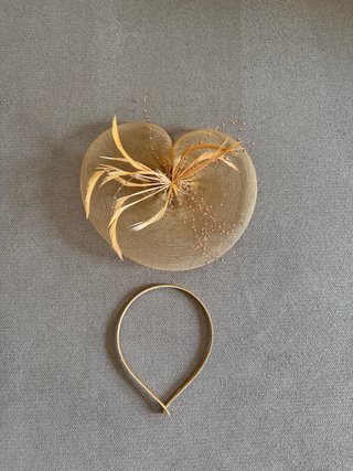 Tocado dorado con plumas y perlas