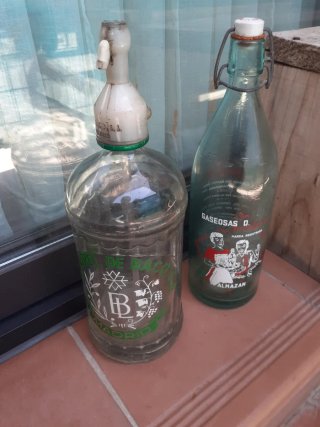 Botellas antiguas de gaseosa y sifón laurel baco