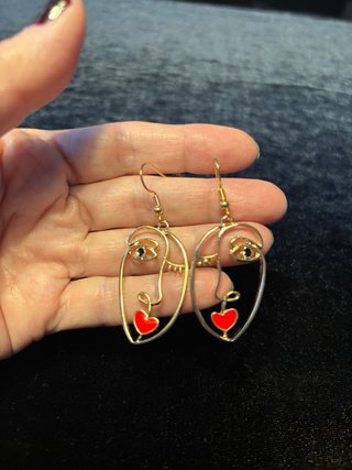 Pendientes abstractos dorados con corazón rojo