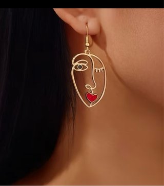 Pendientes abstractos dorados con corazón rojo