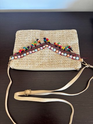 Bolso de rafia con bandolera y detalles