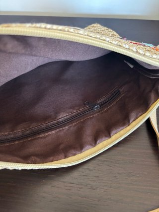 Bolso de rafia con bandolera y detalles