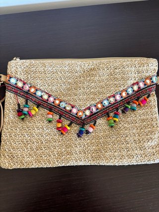 Bolso de rafia con bandolera y detalles