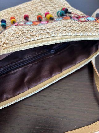 Bolso de rafia con bandolera y detalles