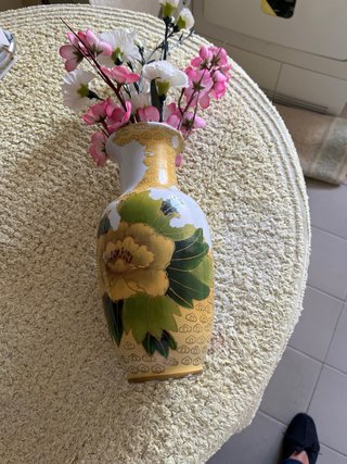 Jarrón de cerámica con flores artificiales