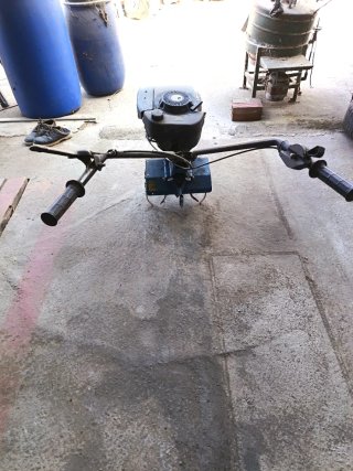 Motocultor con motor y ruedas