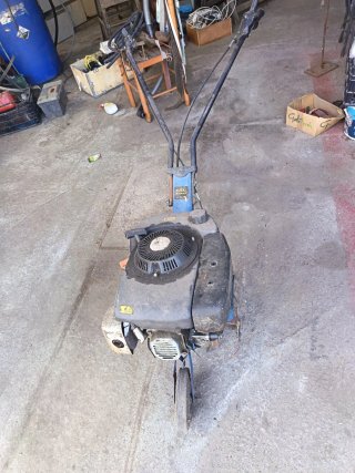 Motocultor con motor y ruedas