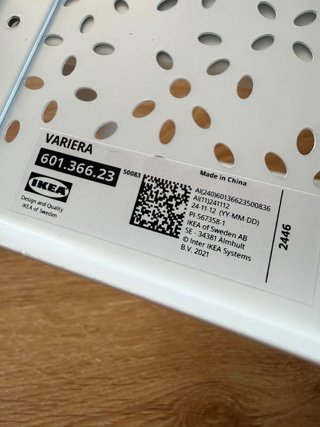 Estante metálico blanco con diseño floral