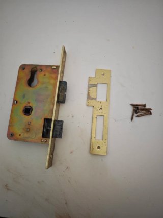 Cerradura dorada para puerta de paso