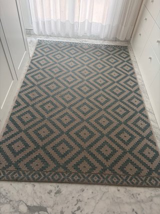 Alfombra geométrica beige y verde azulado