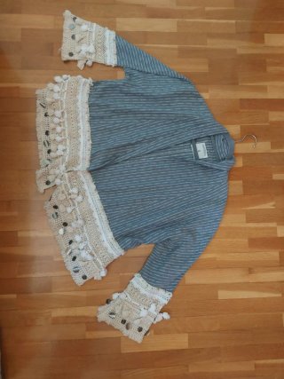 Chaqueta Zara Talla S con crochet y flecos.