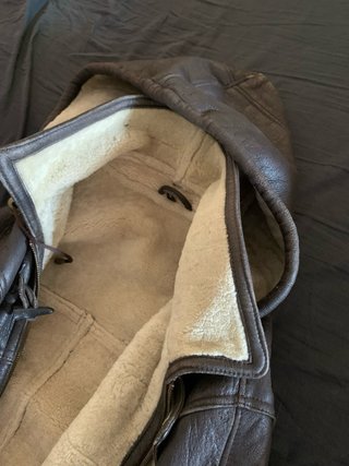 Chaquetón de cuero marrón con borreguillo