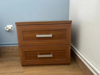 Dormitorio: 2 mesitas y cómoda