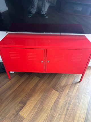 Mueble de salón rojo metálico