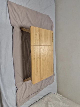 Mesa de cama de bambú