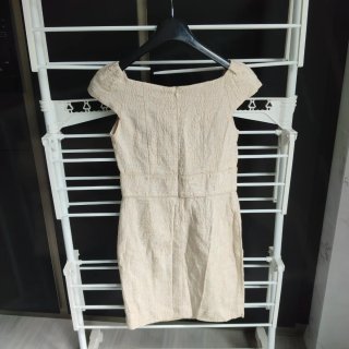Vestido beige elegante