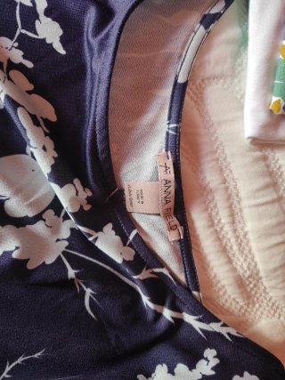 Vestido Anna Field floral azul y blanco