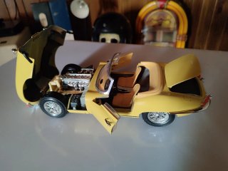 Jaguar E 1961 1/18