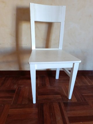 Sillas de madera blanca. Tengo 3