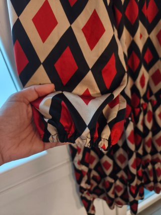 Vestido estampado rombos beige y rojo