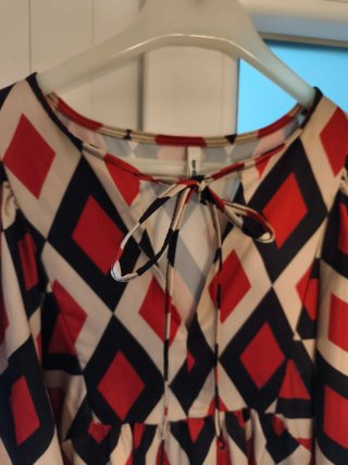 Vestido estampado rombos beige y rojo