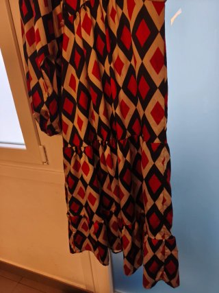 Vestido estampado rombos beige y rojo