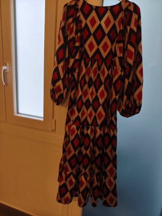 Vestido estampado rombos beige y rojo