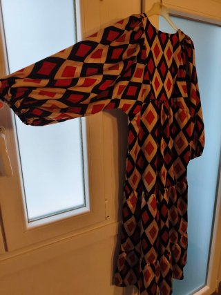 Vestido estampado rombos beige y rojo